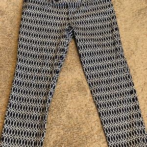 Lilly Pulitzer Size 8 Navy/white capris